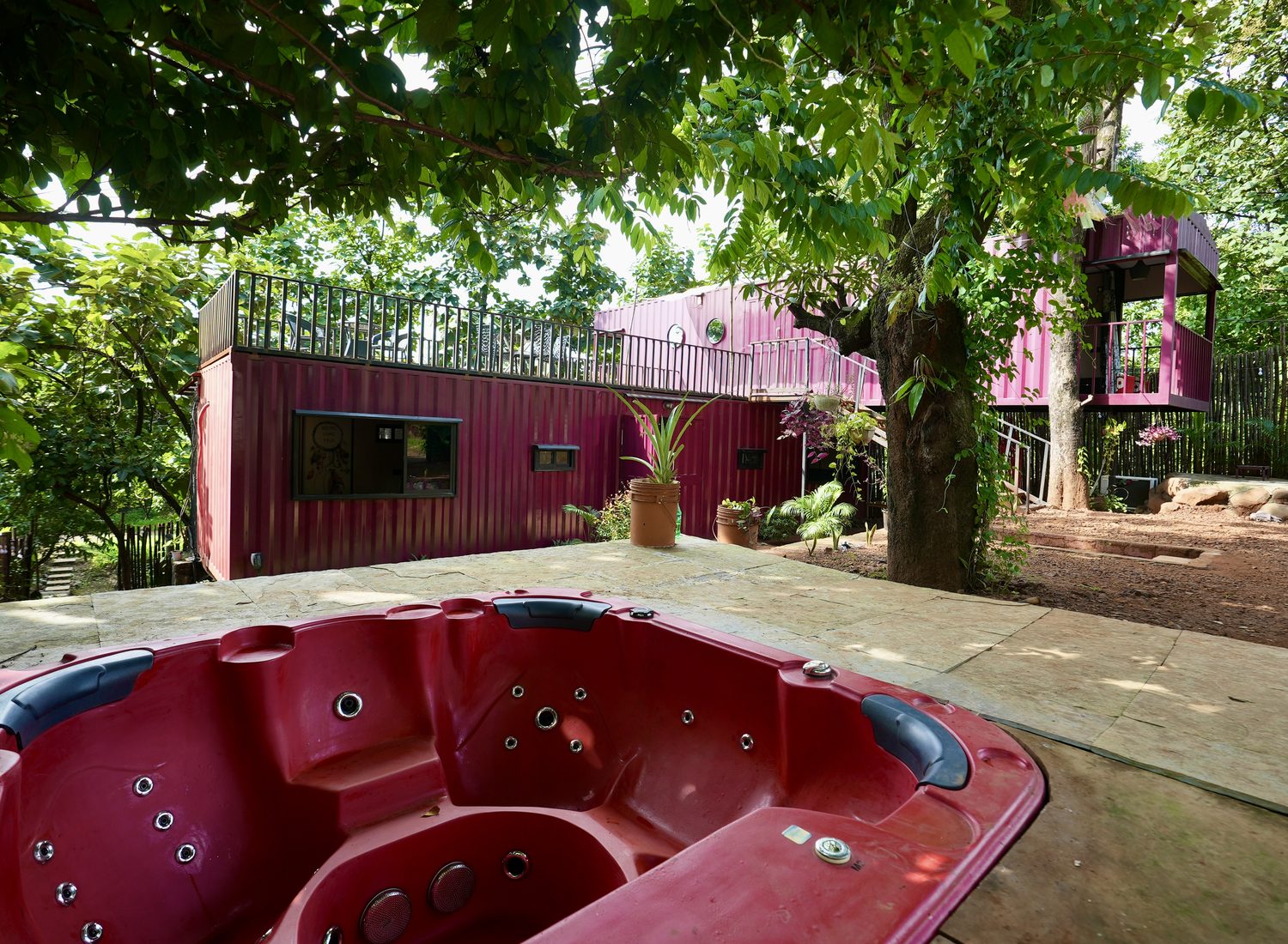 the open-air jacuzzi on the container terrace